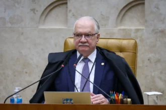 Fachin afasta Mendonça e assume relatoria do caso sobre Moraes e Vorcaro
