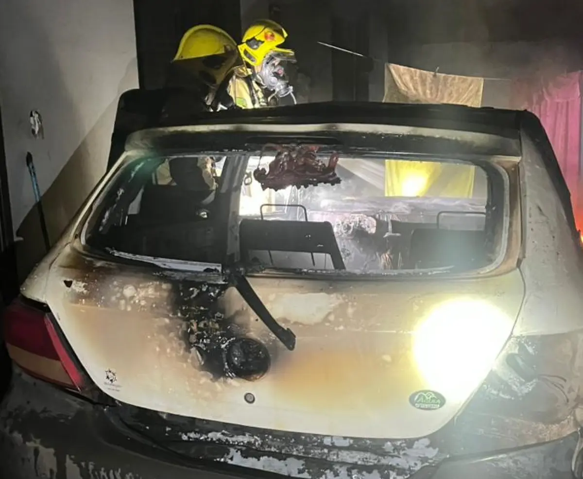 Família acorda de madrugada com carro pegando fogo na garagem, em Rio Verde