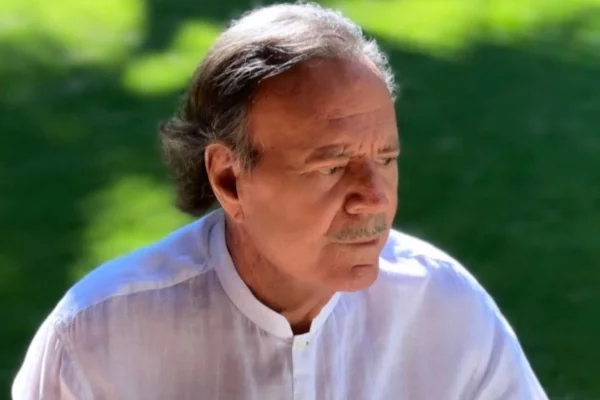 feed-image-1788563507-1 Julio Iglesias é alvo de novas denúncias de agressão sexual