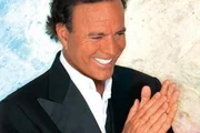 feed-image-1788563507-3 Julio Iglesias é alvo de novas denúncias de agressão sexual