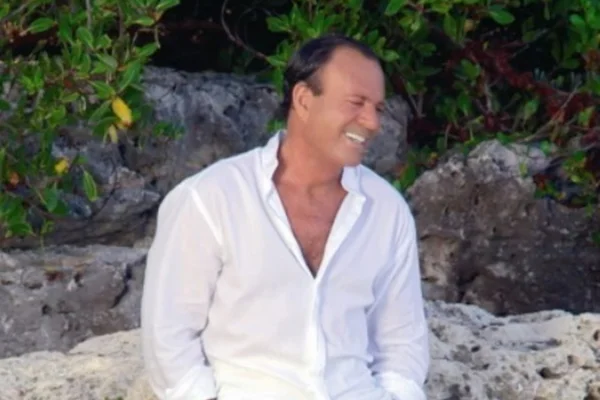 feed-image-1788563507 Julio Iglesias é alvo de novas denúncias de agressão sexual