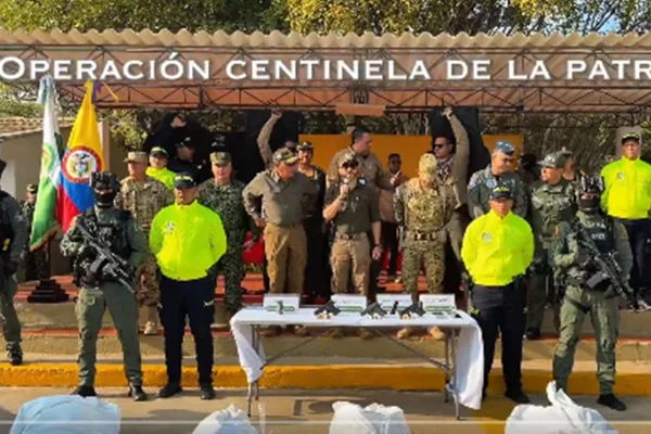 feed-image-1788584106 Presidente da Colômbia celebra operação ao lado de corpos de criminosos