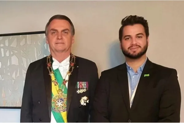 feed-image-1788596610-1 Flávio Bolsonaro visita Filipe Martins na prisão neste sábado (5/9)