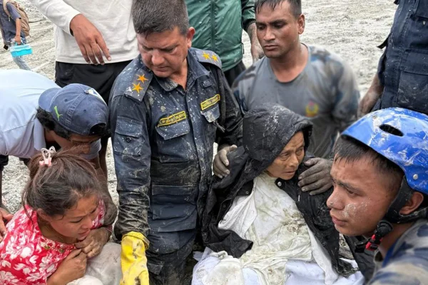 feed-image-1788600899 Mulher e homem são resgatados com vida 10 dias após deslizamentos no Nepal