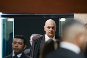 feed-image-1788612670-2 Dinho Ouro Preto dedica Que País É Esse a Vorcaro e faz cobrança ao STF
