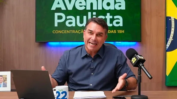 feed-image-1788612686 O malabarismo de Flávio: senador cria enredo contra Kassab para a bolha
