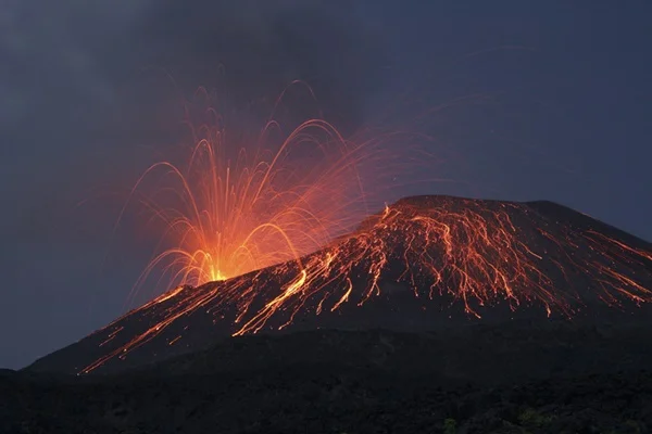 feed-image-1788664930 Indonésia: voos são suspensos em aeroporto por erupção do Anak Krakatau