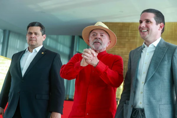 feed-image-1788684095 Governo busca acordos no Congresso esvaziado para não depender do Centrão