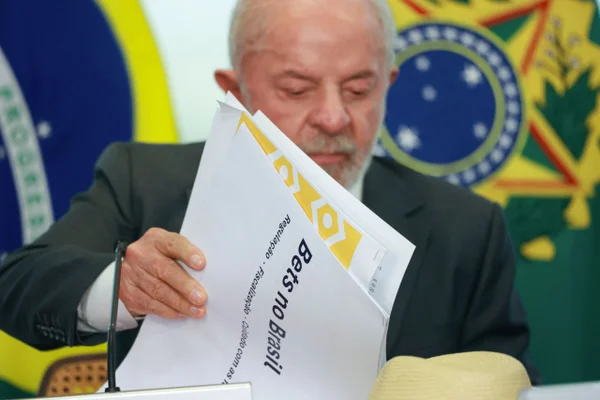 feed-image-1788691856-1 Petistas veem "vantagem" em votar PEC 6x1 somente após o 1º turno