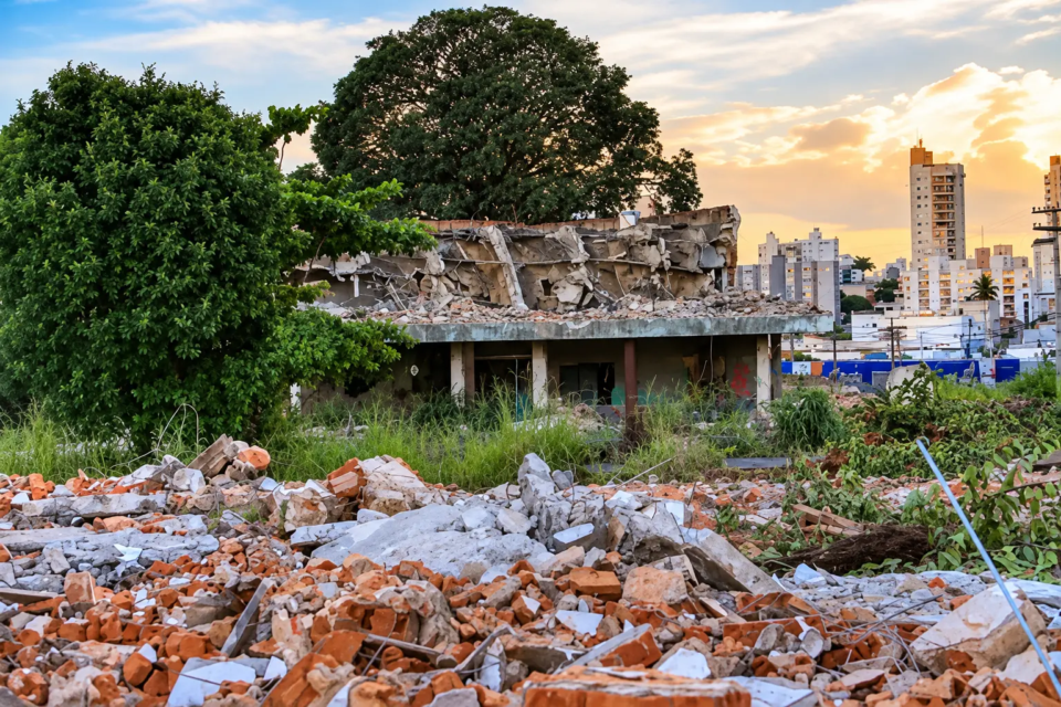 feed-image-1788695433 Era para ser um shopping: terreno que abrigava joia da arquitetura modernista segue abandonado em Goiânia
