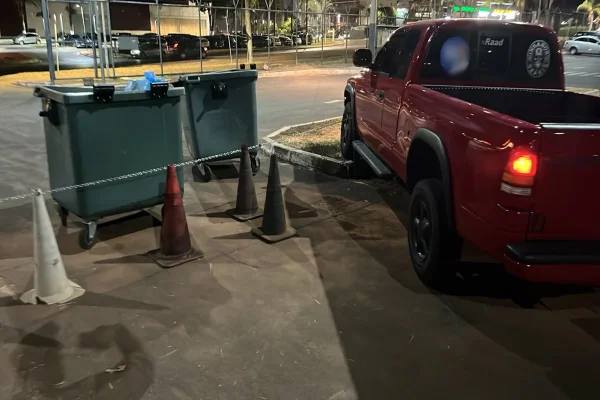 feed-image-1788699674-1 Homem bêbado é preso após invadir DP com caminhonete e xingar policiais
