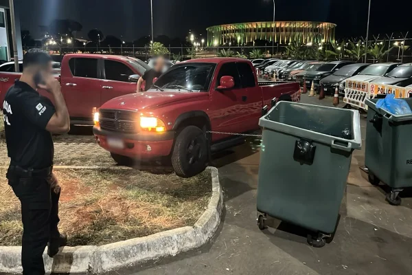 feed-image-1788699674 Homem bêbado é preso após invadir DP com caminhonete e xingar policiais