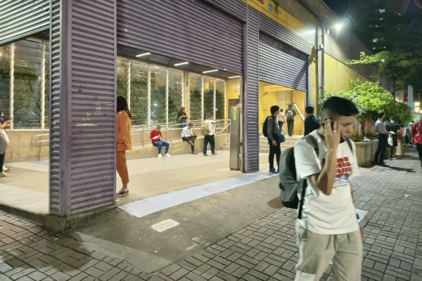 feed-image-1788762077-1 Polícia, câmeras e queixas não freiam roubos de celulares em Pinheiros