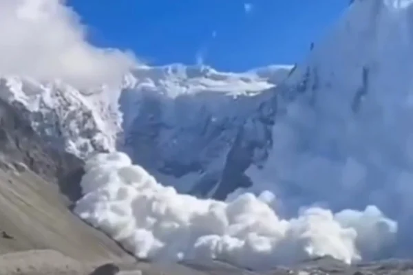 feed-image-1788786317 Imagens mostram avalanche que atingiu 33 alpinistas na Rússia; 11 morreram