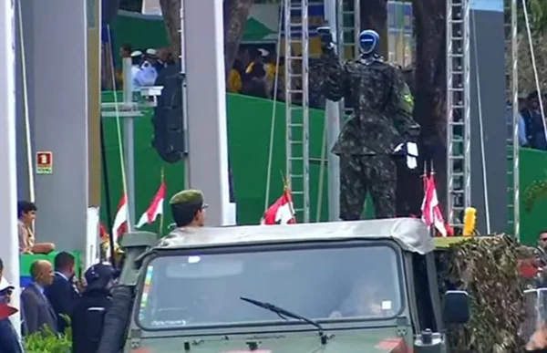 feed-image-1788790500 Robô do Exército bate continência aos chefes dos Três Poderes no 7/9