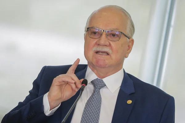 feed-image-1788810741 Fachin adia, sem nova data, reunião com OAB sobre crise no STF