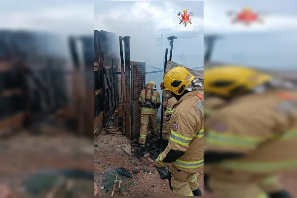 feed-image-1788814903 Corpo de Bombeiros combate incêndio em casa de madeira em São Sebastião
