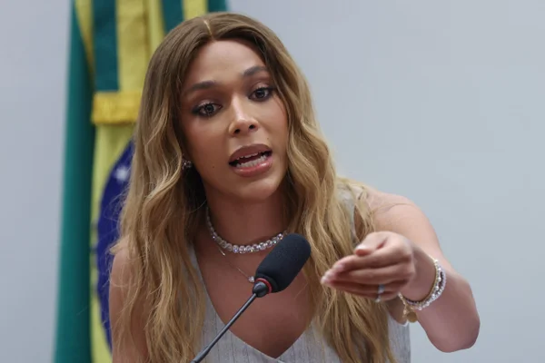 feed-image-1788814912 Erika Hilton critica boneco de Trump em ato de Flávio Bolsonaro na Paulista
