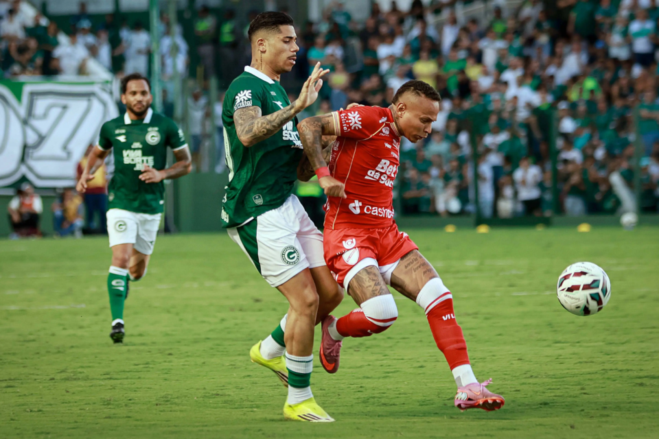 feed-image-1788819043 Expulsão, gol nos minutos finais e vitória esmeraldina. Relembre o duelo entre Vila Nova e Goiás no primeiro turno