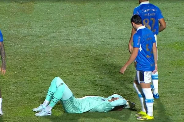feed-image-1788827459 Goleiro Weverton passa mal antes de partida entre Vitória e Grêmio