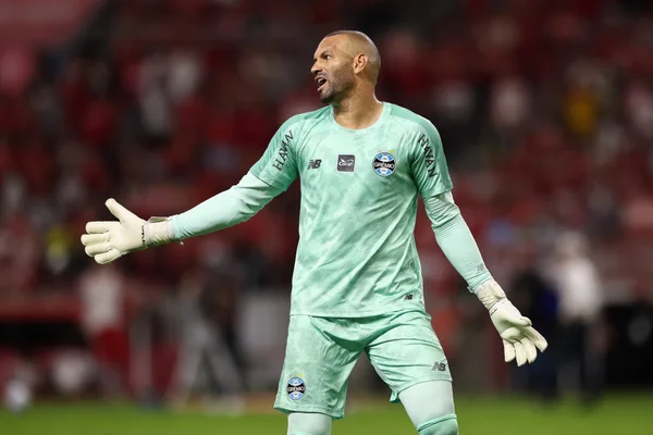 feed-image-1788827460 Goleiro Weverton passa mal antes de partida entre Vitória e Grêmio