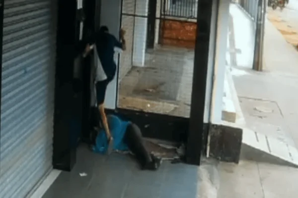 feed-image-1788839465 Jovem espanca morador de rua após flagrar homem se masturbando em público