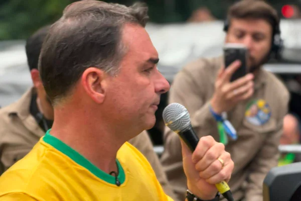 feed-image-1788847906 Ao medir força em SP, Flávio não tem mobilização esperada pelo bolsonarismo