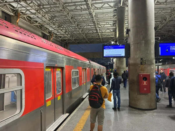 feed-image-1788863449 Trem da Linha 12 apresenta falha e passageiros são evacuados no Tatuapé