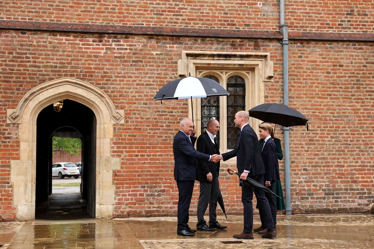 feed-image-1788871276 Príncipe George segue os passos do pai e tem 1° dia de aula em Eton College