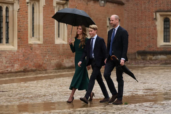 feed-image-1788871276 Príncipe George segue os passos do pai e tem 1° dia de aula em Eton College