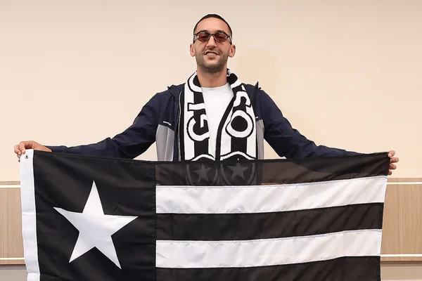 feed-image-1788923504 Com festa da torcida, Ziyech desembarca no RJ para assinar com o Botafogo