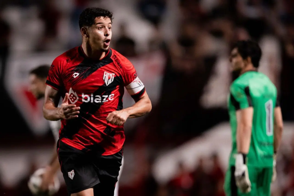 feed-image-1789008057 Com um a menos, Atlético segura pressão do Ceará, vence e se aproxima do G-6