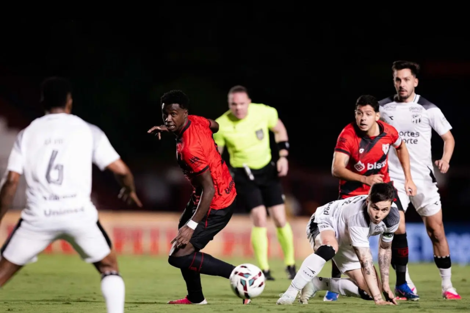 feed-image-1789008063 Com um a menos, Atlético segura pressão do Ceará, vence e se aproxima do G-6