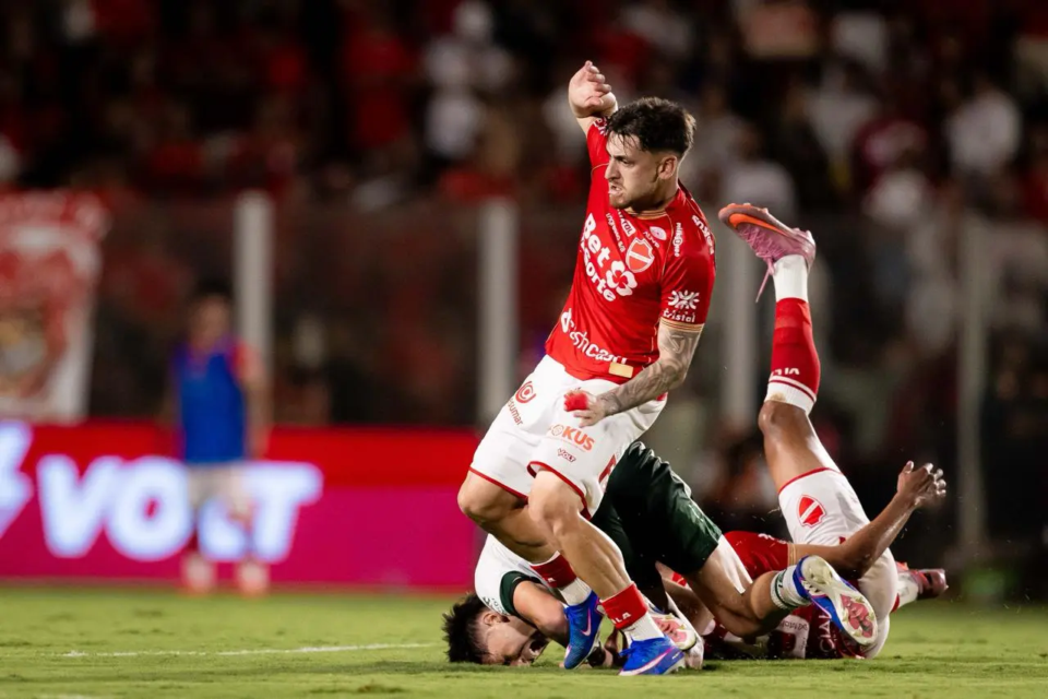 feed-image-1789090870 Clássico quente: 32 faltas, oito cartões amarelos e confusão no final em Vila Nova 2×0 Goiás