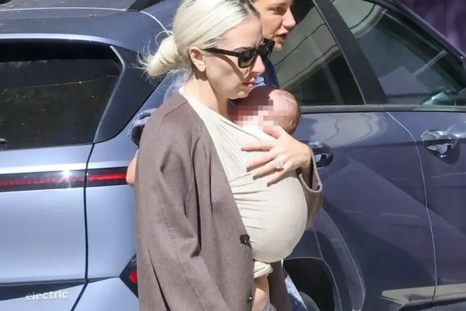 feed-image-1789221656 Lady Gaga se torna mãe pela primeira vez, diz site; veja foto do bebê