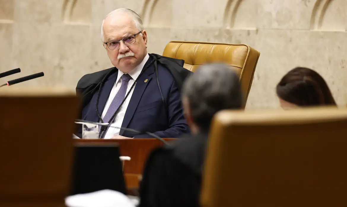 feed-image-1789235465 Fachin rejeita julgamento conjunto e marca sessão sobre Mendonça para dia 23