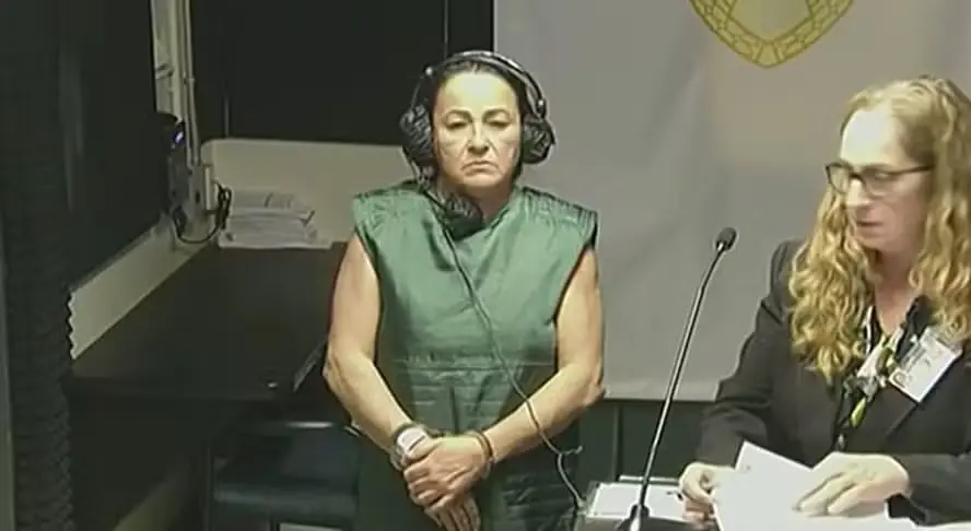 feed-image-1789396565 Mulher é presa após jogar balde de fezes em vizinha e motivo surpreende: “um caso interessante”