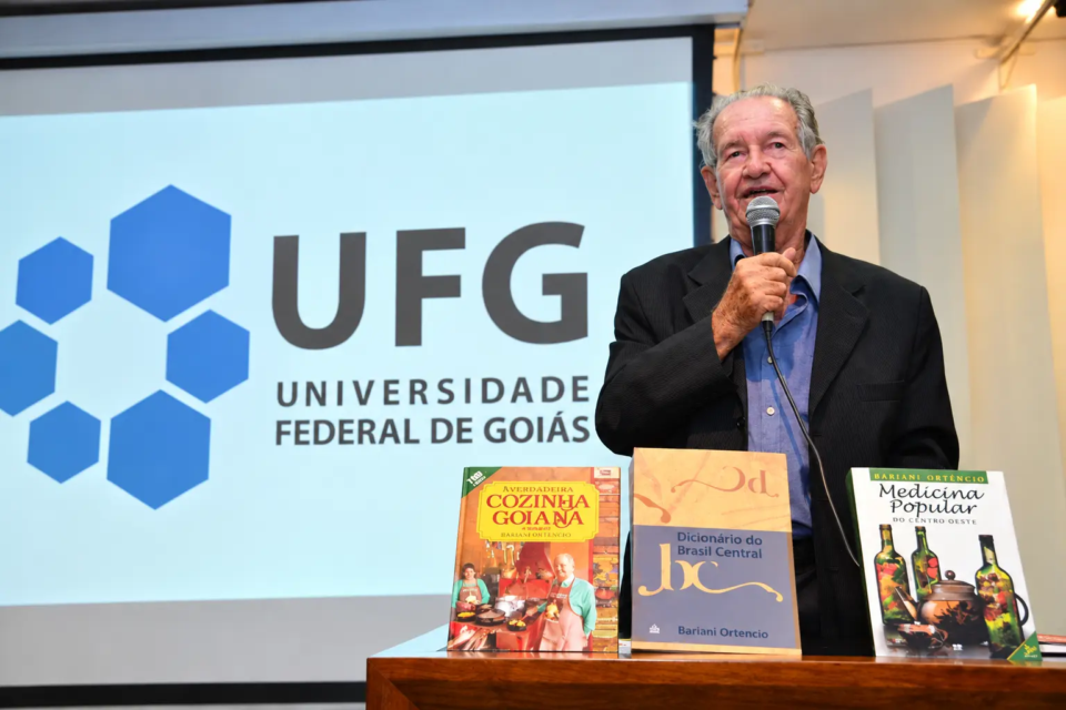 feed-image-1789509921 Fonte inesgotável de conhecimento sobre cultura de Goiás, Bariani Ortêncio foi goleiro do Atlético e dono de loja de discos
