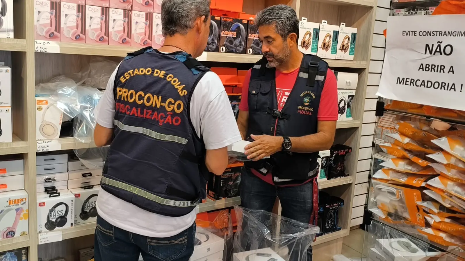 feed-image-1789740666 Mais de 8 mil roupas e eletrônicos falsificados são apreendidos em ação em Goiânia