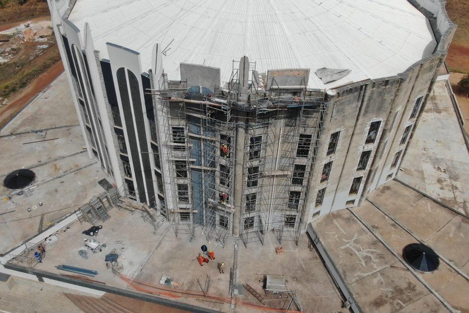 feed-image-1789744274 Trabalhador passa mal e fica preso em andaime a 30 metros de altura na Catedral de Luziânia