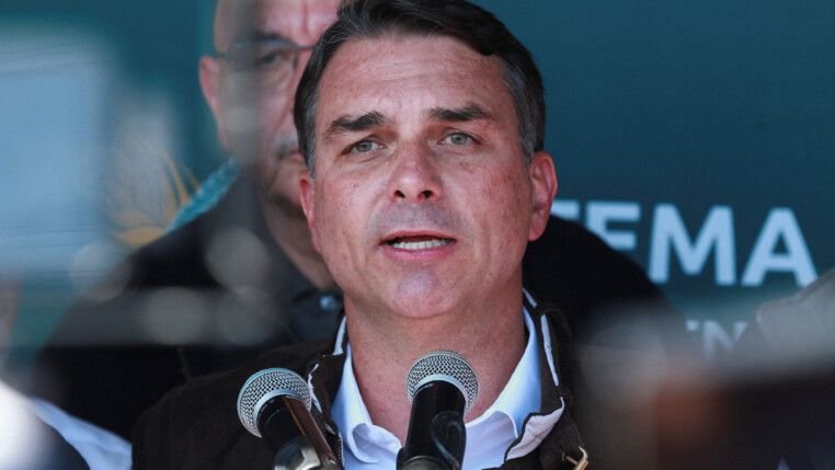 feed-image-1789759966 Record diz que Flávio Bolsonaro negou convite para sabatina no Jornal da Record desta sexta (18)