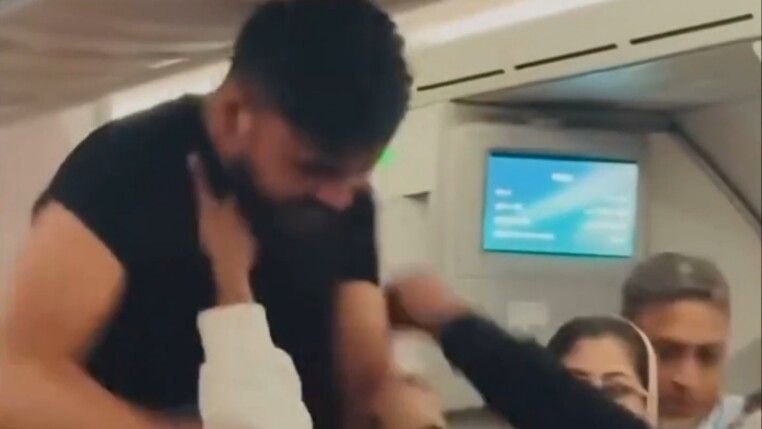feed-image-1789764164 Vídeo: Dois homens trocam socos em voo de Bangladesh para o Reino Unido