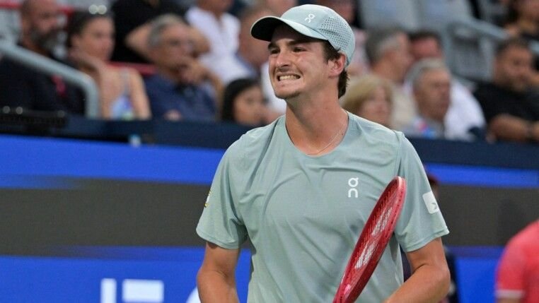 feed-image-1789768358 João Fonseca vence suíço de virada em estreia na Copa Davis e vai às lágrimas