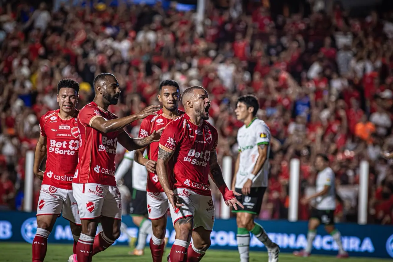 feed-image-1789780266 André Luis decide, Vila Nova vence o América-MG e assume a liderança da Série B do Brasileirão