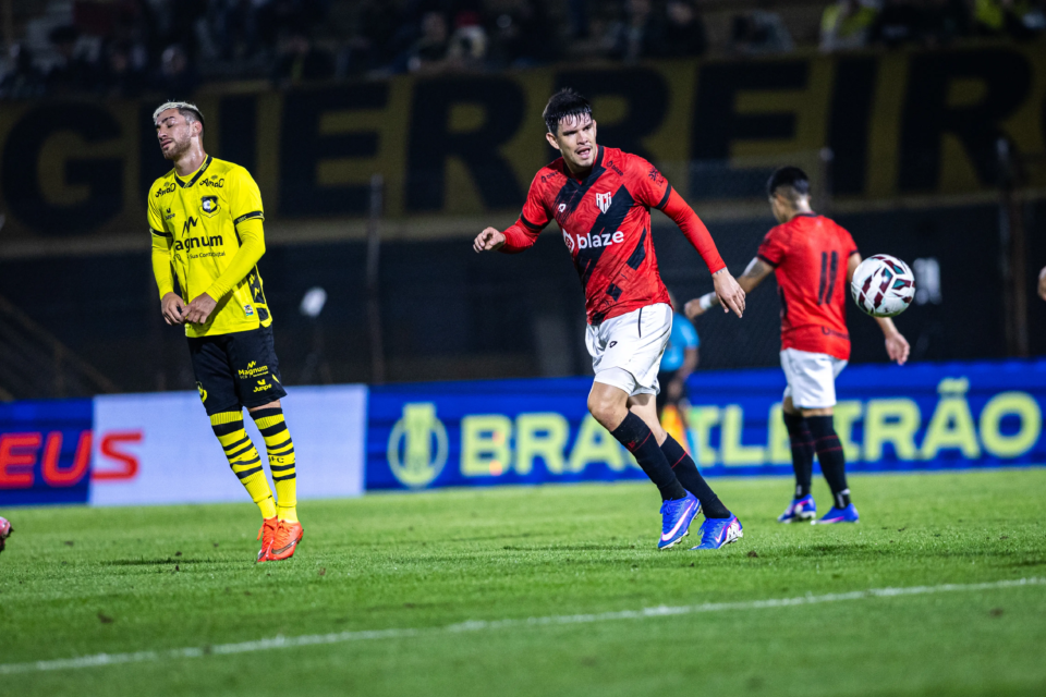 feed-image-1789786299 Atlético luta, mas é derrotado pelo São Bernardo e pode sair do G-6