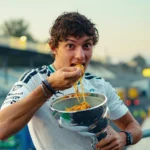 Festa italiana! Kimi Antonelli come macarrão no troféu após vencer em casa