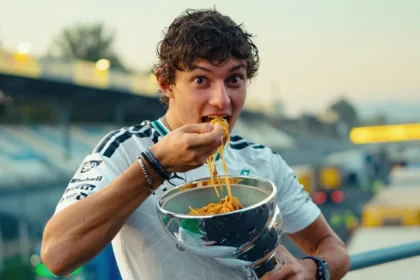 Festa italiana! Kimi Antonelli come macarrão no troféu após vencer em casa