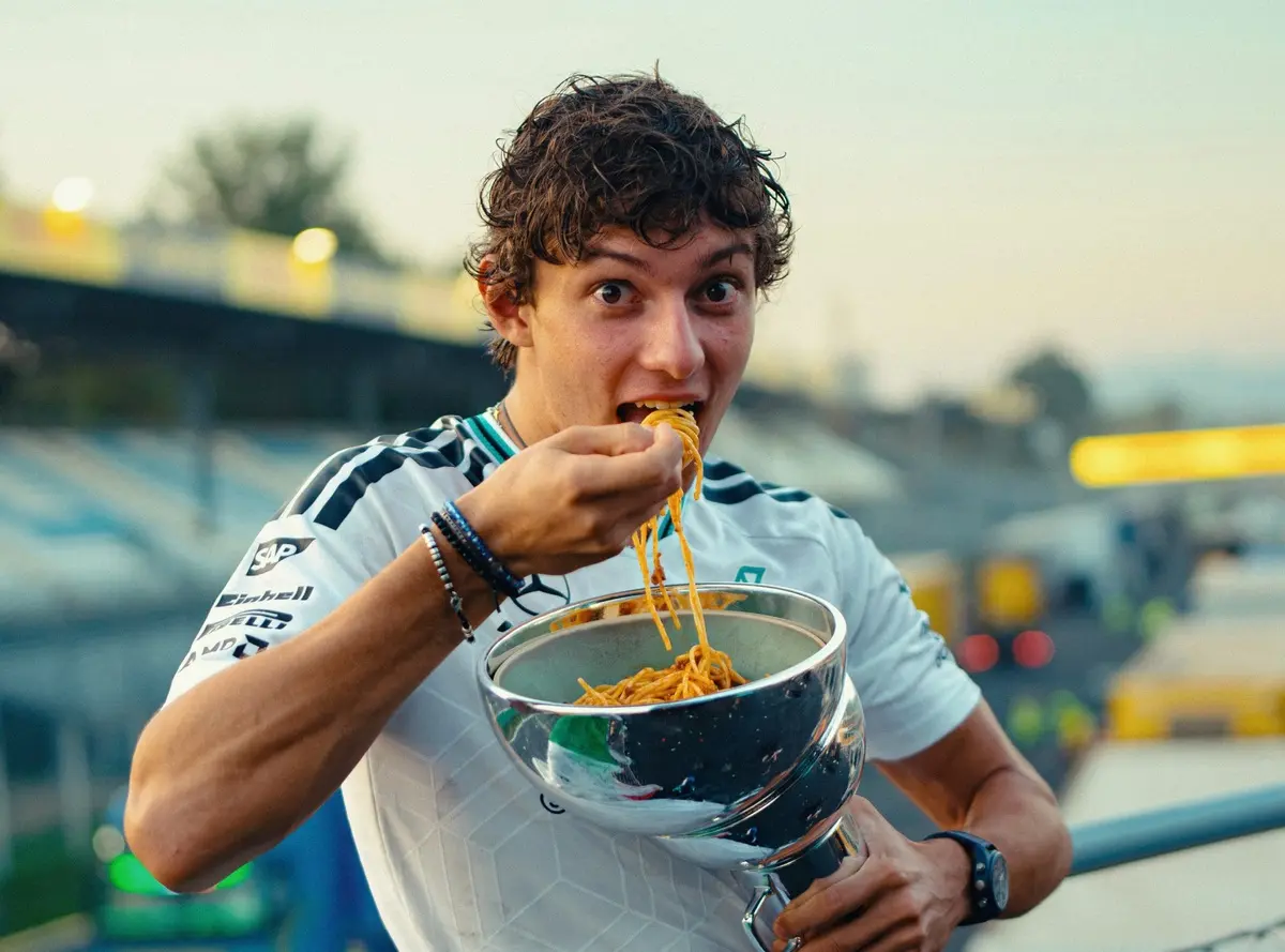 Festa italiana! Kimi Antonelli come macarrão no troféu após vencer em casa