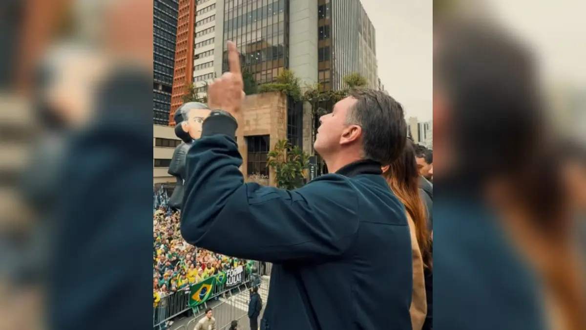 Flávio Bolsonaro reúne apoiadores na Paulista para ato do 7 de Setembro