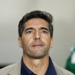 "Foi feito de propósito", diz Abel Ferreira sobre microfones após empate